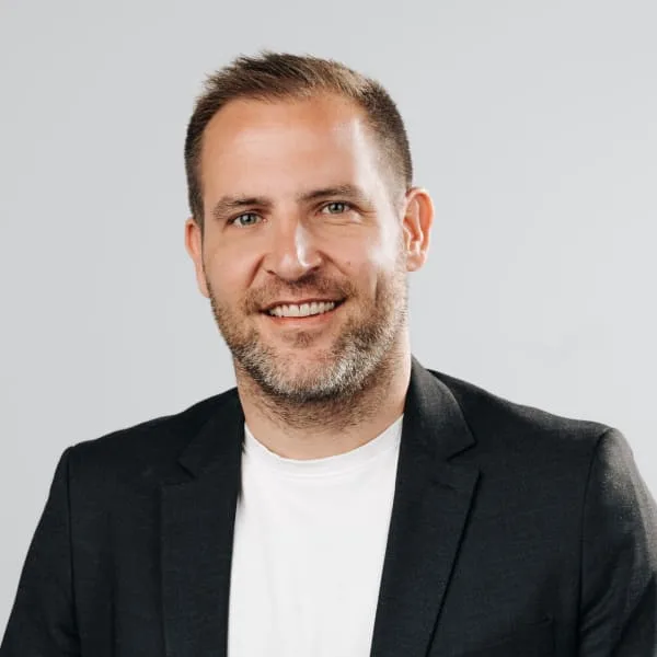 Portrait of Leon Panjtar, Co-founder & CEO at SaleSqueze.